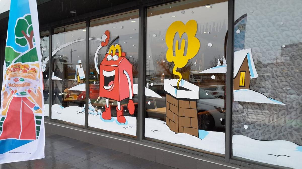 Personnage Happy Meal lançant une boule de neige, cheminée enneigée et fumée en forme de logo