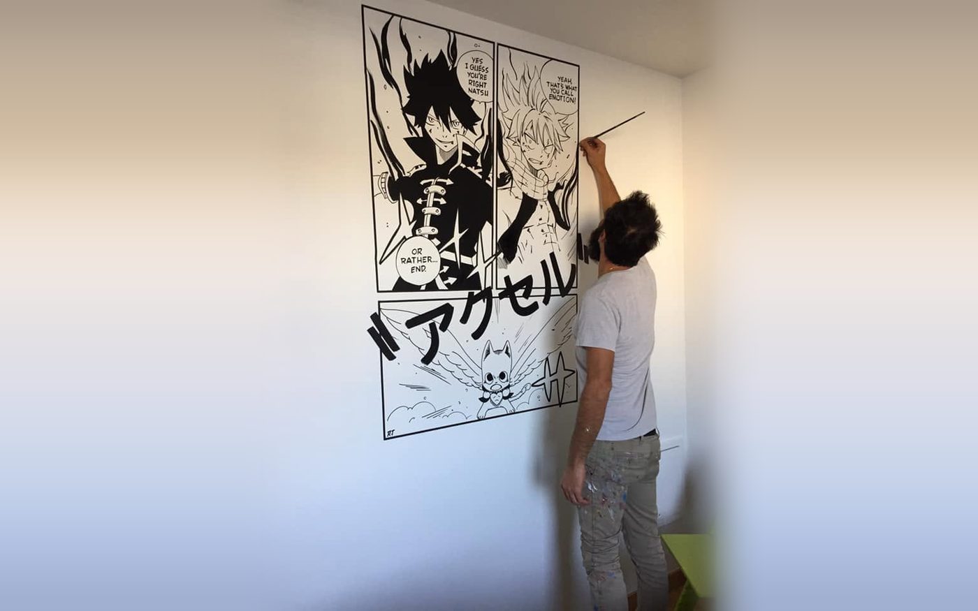 Raphaël peignant une planche de manga Fairy Tail en noir et blanc sur un mur de chambre