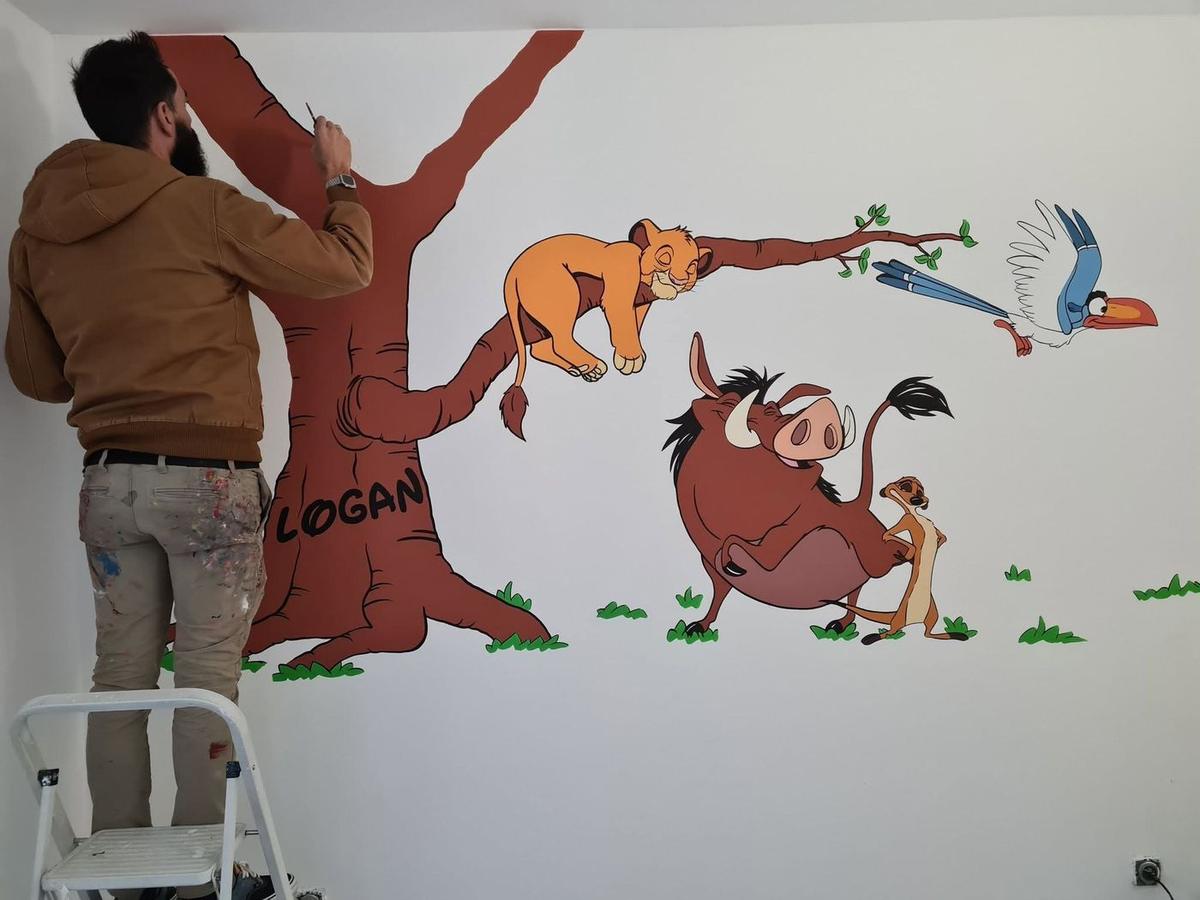 Raphaël peignant l'arbre d'une fresque du Roi Lion : Simba endormi, Pumbaa, Timon et Zazu