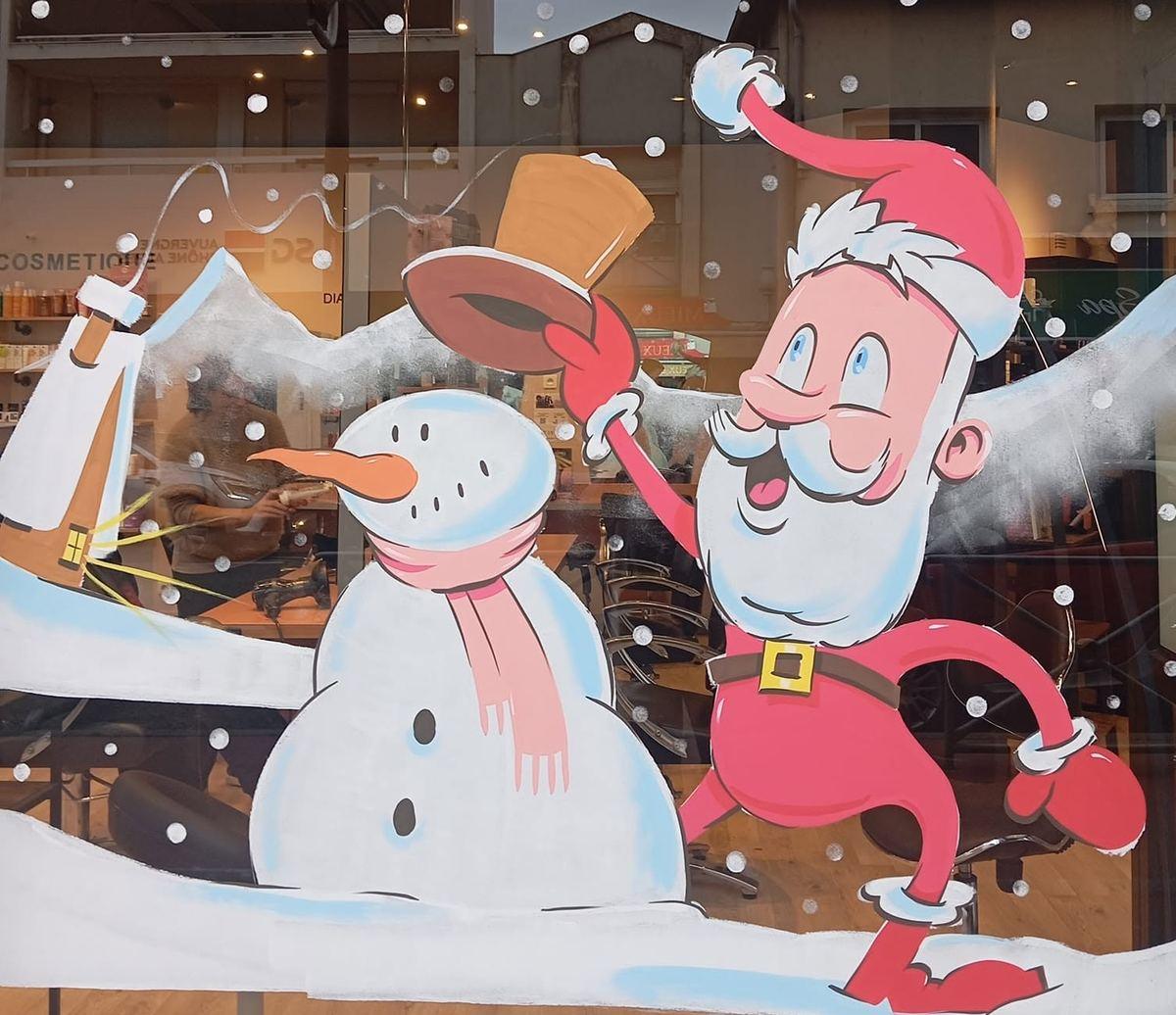 Gros plan : le Père Noël soulève le chapeau du bonhomme de neige