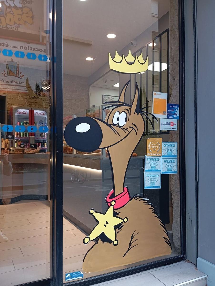 Rantanplan coiffé d'une couronne des rois, peint sur la porte vitrée