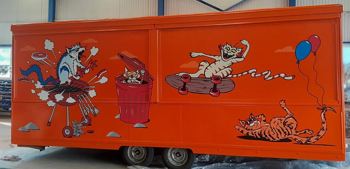 Autre côté de la caravane : chat qui explose sur un barbecue, chat dans une poubelle, chat en skateboard et ballons