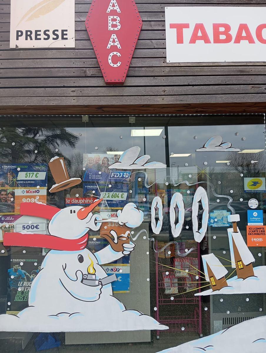 Vitrine d'un tabac-presse : bonhomme de neige fumant la pipe et faisant des ronds de fumée, maisons enneigées