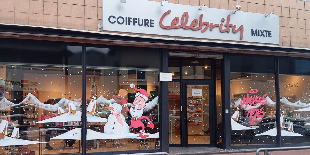 Façade du salon Coiffure Celebrity décorée pour Noël : Père Noël, bonhomme de neige, montagnes et lettrage « Joyeuses fêtes »