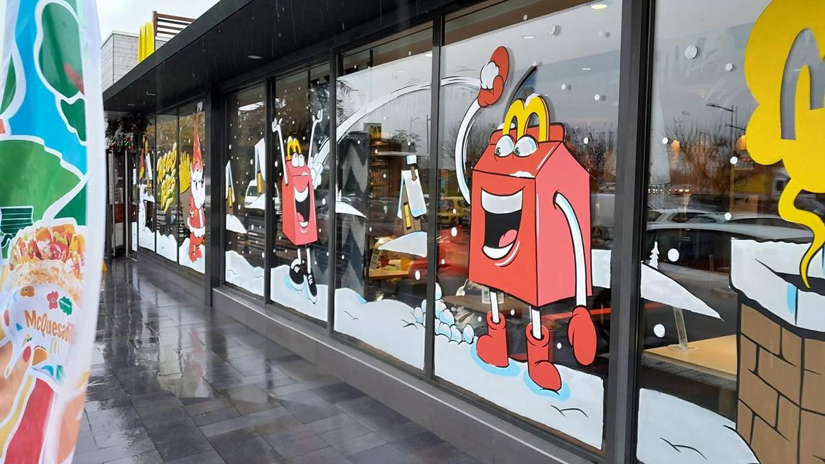 Les vitrines décorées vues en perspective le long du restaurant