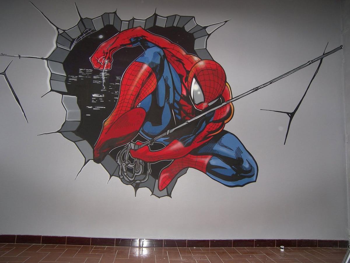 Spider-Man lançant sa toile, surgissant d'un mur brisé sur fond de ville la nuit