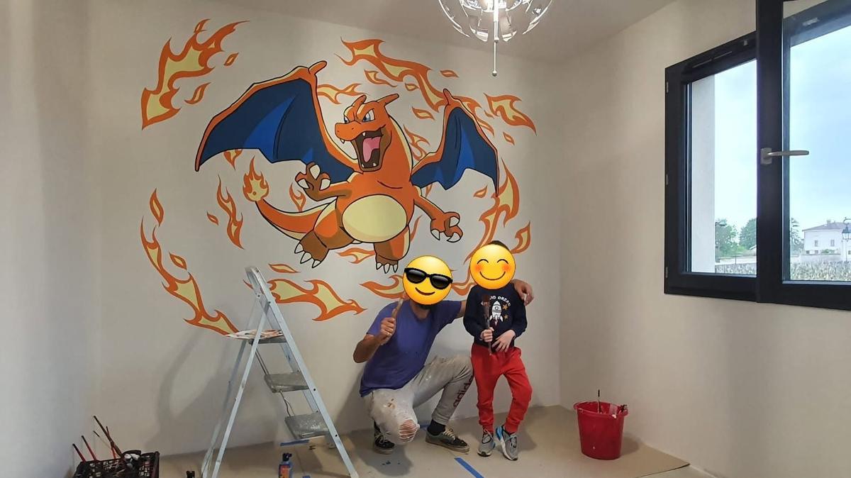 Dracaufeu entouré de flammes, peint sur le mur d'une chambre d'enfant