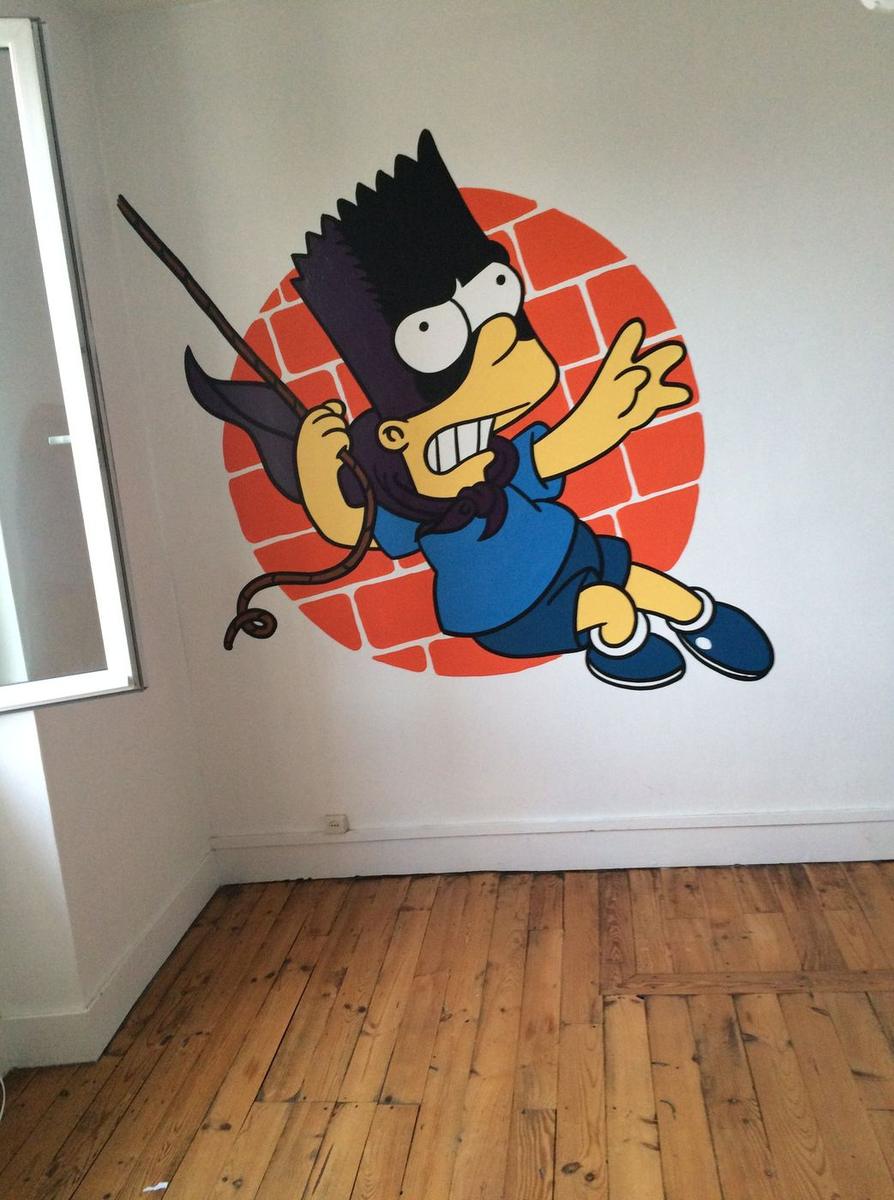 Bart Simpson en Bartman, suspendu à une corde devant un mur de briques orange, peint dans une chambre
