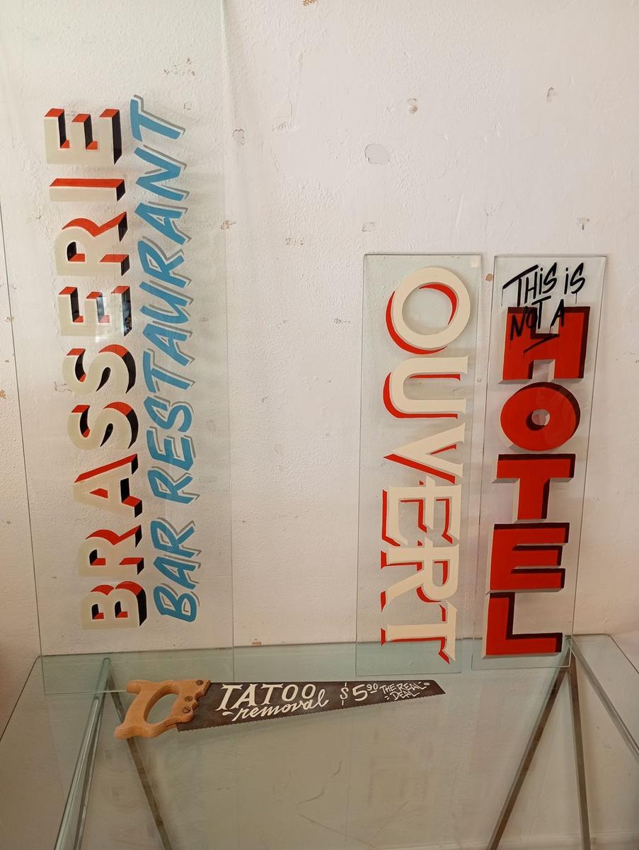 Enseignes peintes à la main sur verre : Brasserie, Ouvert, Hôtel
