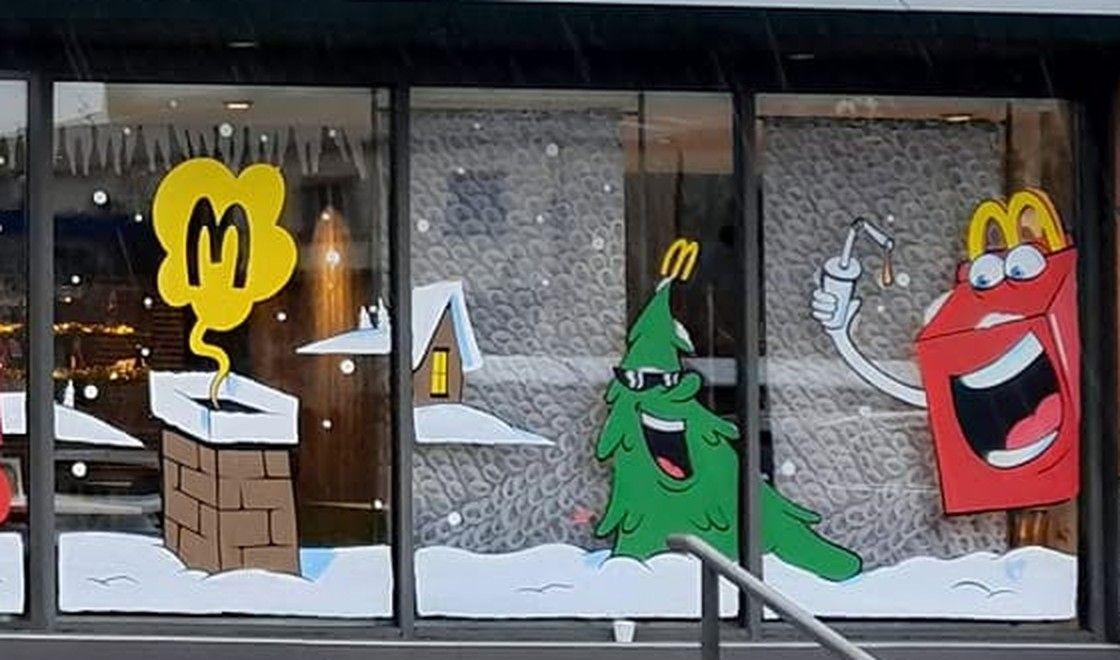 Détail : sapin à lunettes de soleil et personnage Happy Meal levant sa boisson