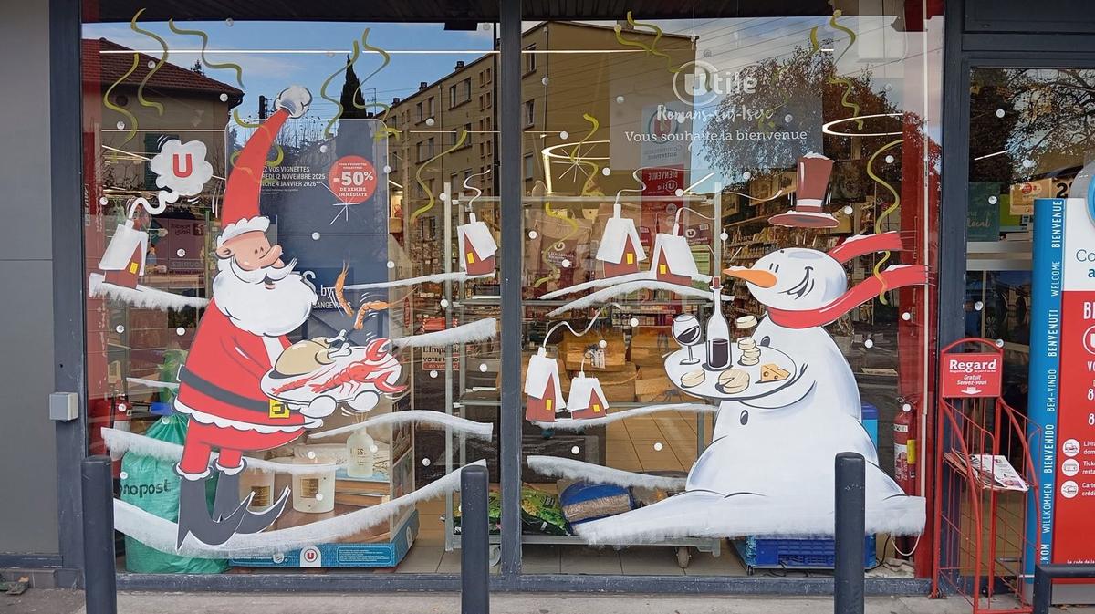 Vitrine de Noël peinte à la main : Père Noël portant un plateau de fruits de mer, bonhomme de neige servant vin et fromages, petites maisons enneigées