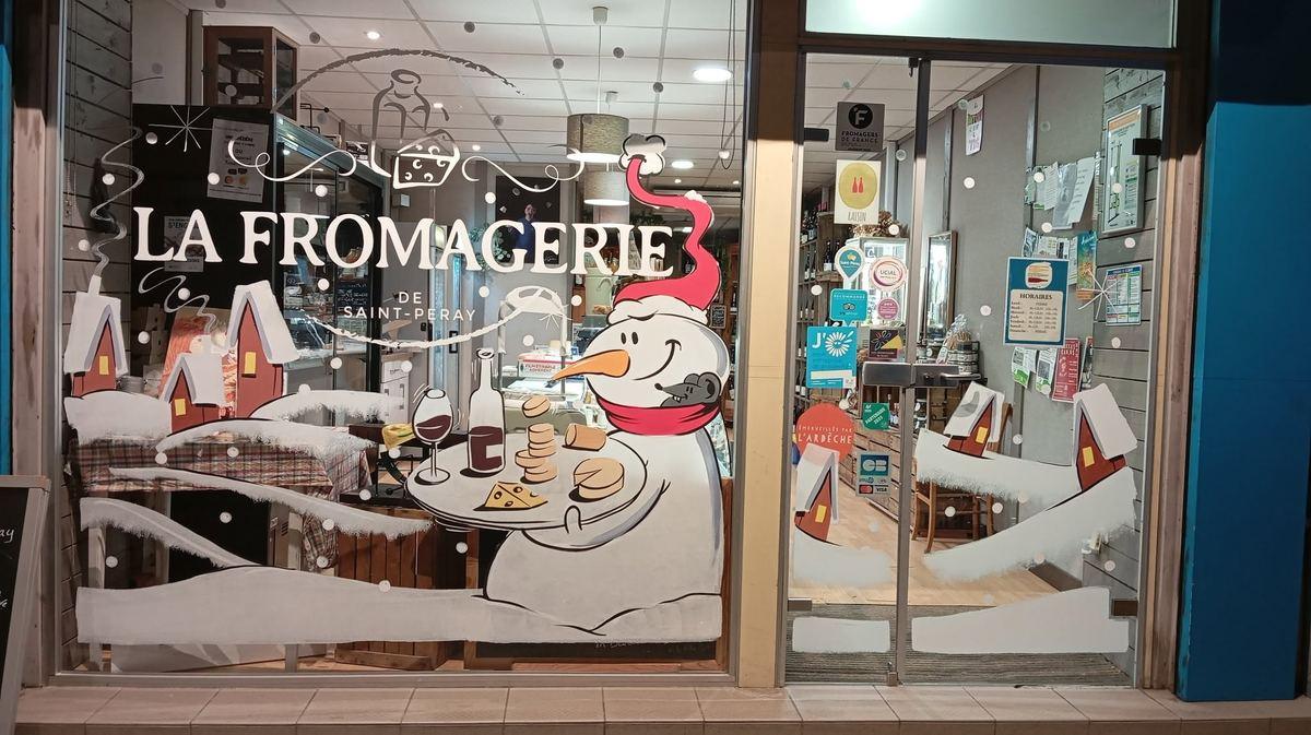 Vitrine de La Fromagerie de Saint-Péray : bonhomme de neige servant un plateau de fromages et du vin