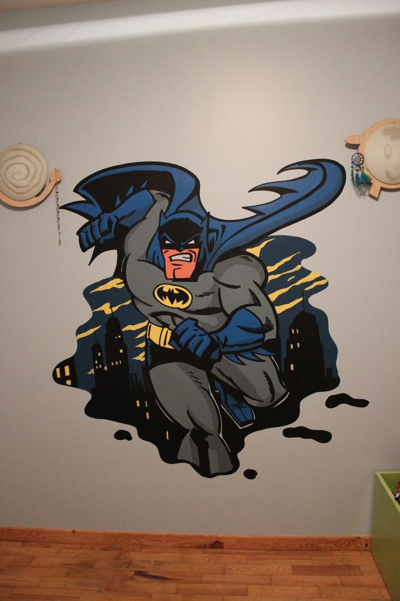 Fresque de Batman terminée, surgissant devant les immeubles de Gotham, dans une chambre d'enfant