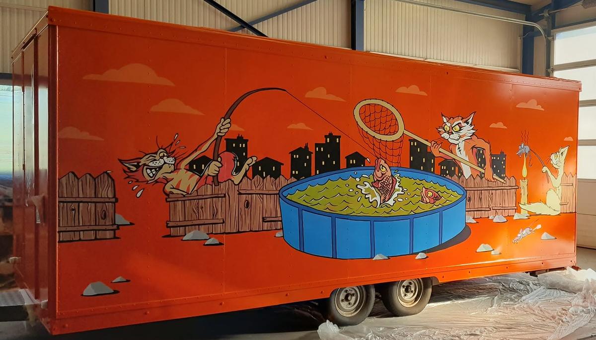 Caravane de fête foraine peinte en orange : chats pêchant des poissons dans une piscine, palissade et silhouettes d'immeubles