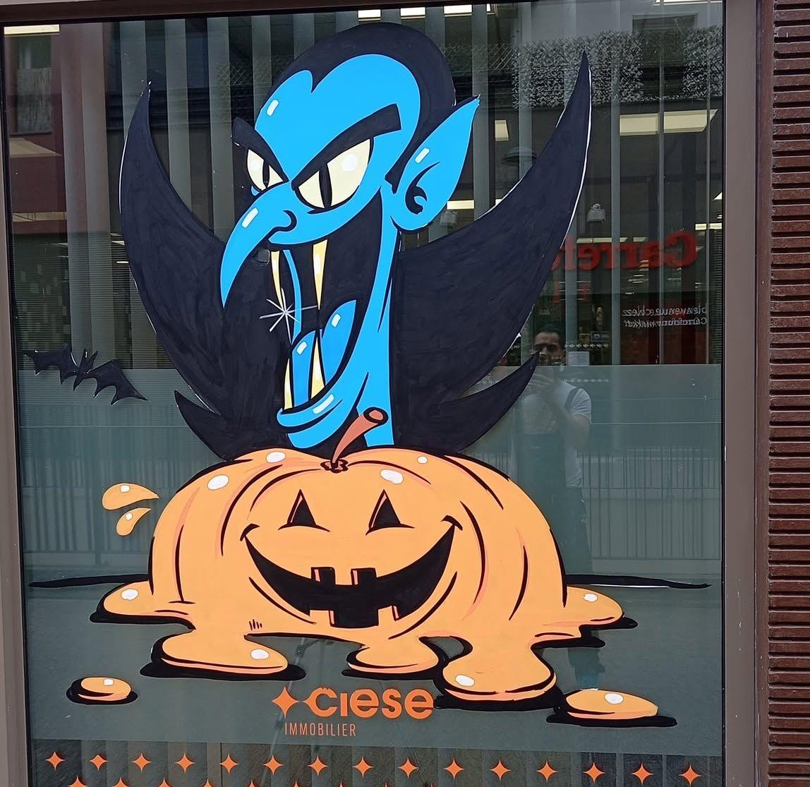 Vitrine d'Halloween : vampire bleu aux ailes noires surgissant derrière une citrouille qui fond, peint à la main