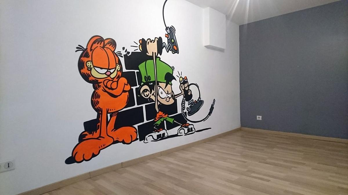 Garfield et Kid Paddle avec ses manettes de jeu devant un mur de briques, peints dans une chambre