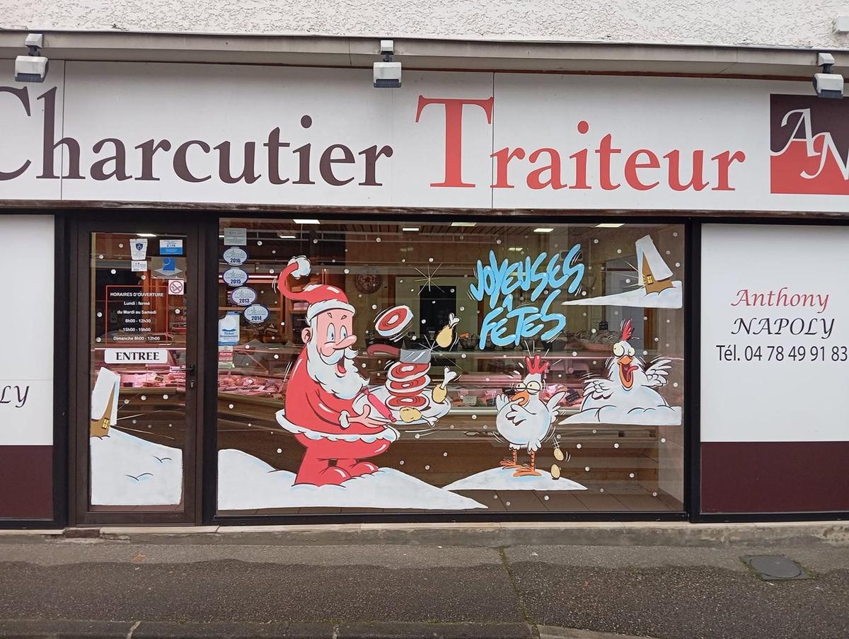 Vitrine de Noël d'une boucherie : Père Noël tenant une pile de steaks, lettrage « Joyeuses fêtes » et poules affolées