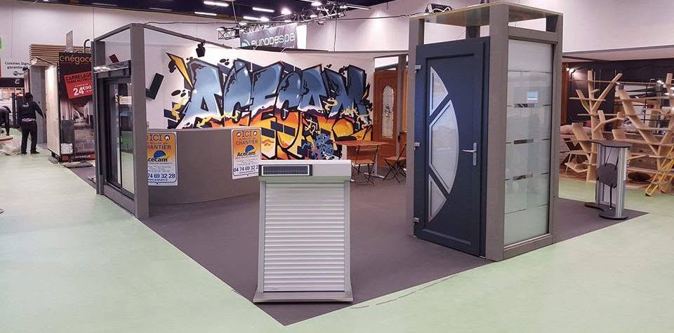 Le graffiti installé sur le stand d'une entreprise de menuiserie dans un salon d'exposition