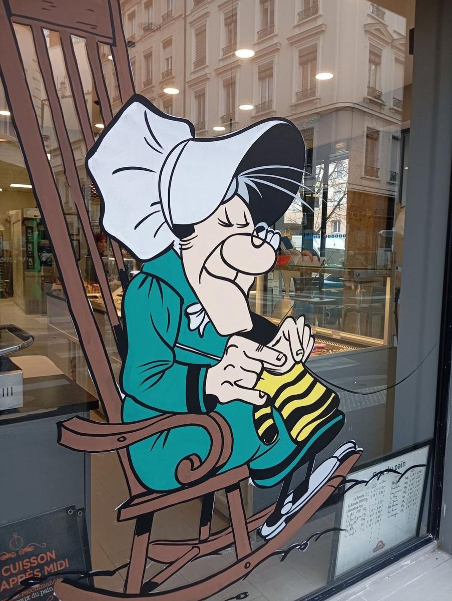 Ma Dalton tricotant dans son rocking-chair, peinte sur la vitrine