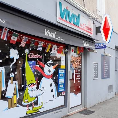 Vitrine Vival : lutin à lunettes et bonhomme de neige, maison enneigée